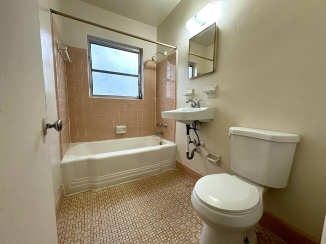 Building Photo - 530 58th St