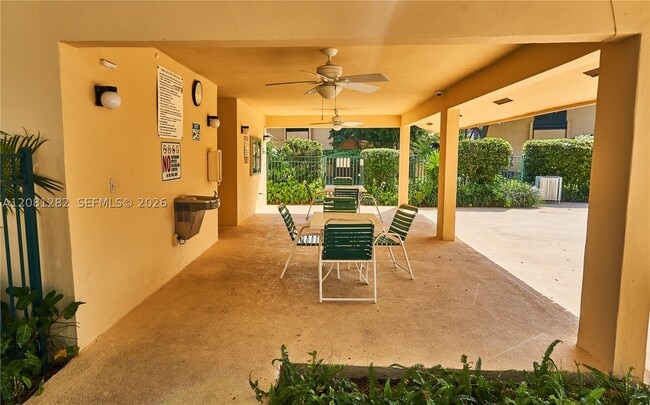 Building Photo - 10042 SW 77th Ct