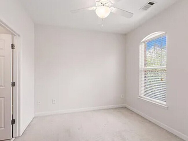 Building Photo - Market Common townhouse with garage!!