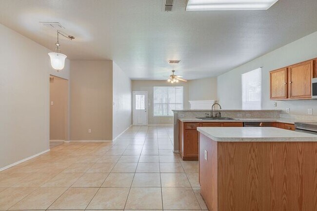 Building Photo - 4 Bedroom/2 Bathroom HOME FOR LEASE! Just ...