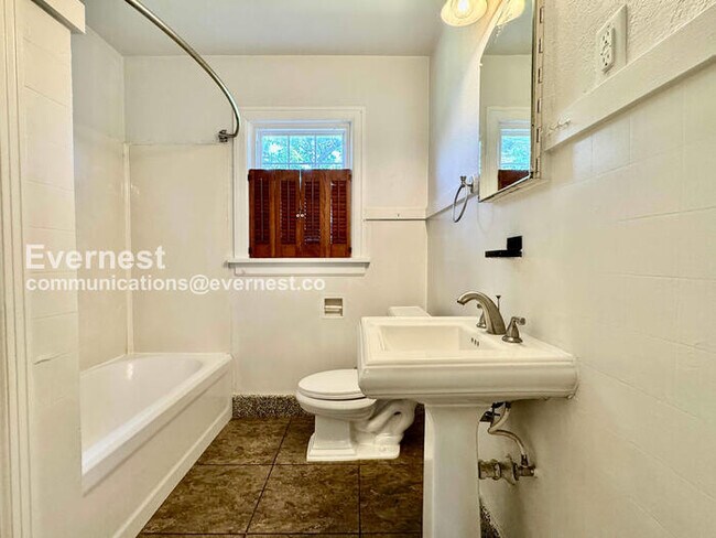 Building Photo - 2 Bed/1 Bath Home with Garage / Pet-Friendly / Available Now!