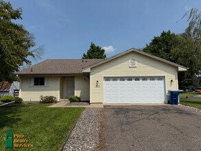 Building Photo - 3 Bedroom Home in Maple Grove