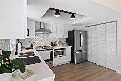 Building Photo - FURNISHED AVAILABLE JANUARY 2026. Beach Re...