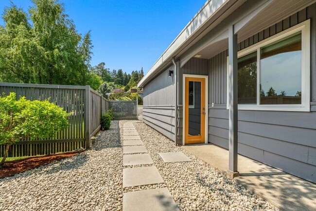 Building Photo - Classic Mid-Century Modern Air Conditioned...
