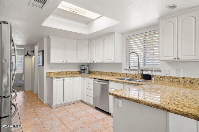 Building Photo - 3915 E Larkspur Dr