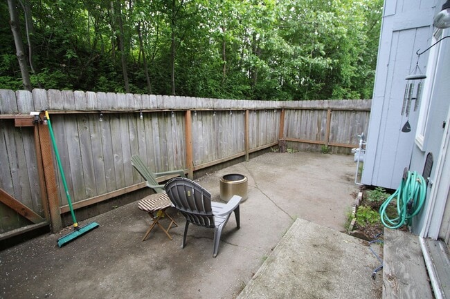 Building Photo - 3 Bedroom Townhouse!