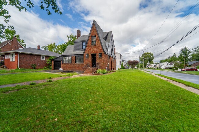 Building Photo - 2215 N Wood Ave