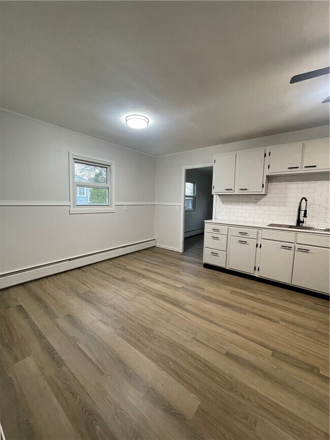 Building Photo - 218 Lynhurst Ave