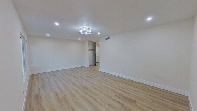 Building Photo - 6232 E Shenandoah Ave