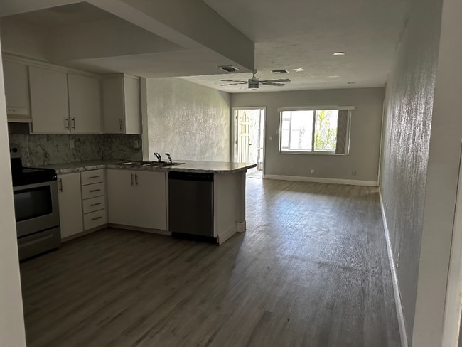 Building Photo - 7902 NW 70th Ct