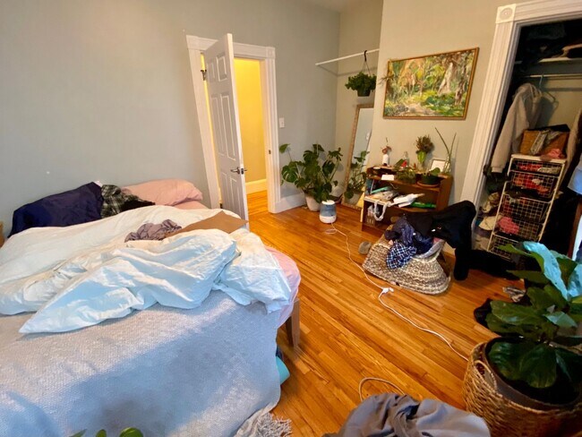 Building Photo - Mission Hill Modern 4bed / 2bath with laundry in unit- available September 2026