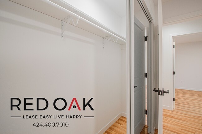 Building Photo - 856 W 47th St