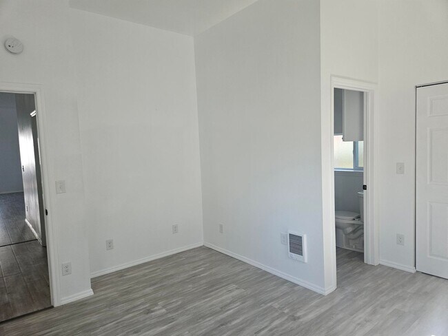 Building Photo - 703