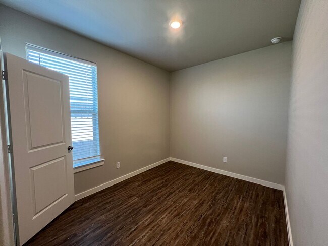 Building Photo - Stylish and Modern 3-Bedroom Duplex for Re...