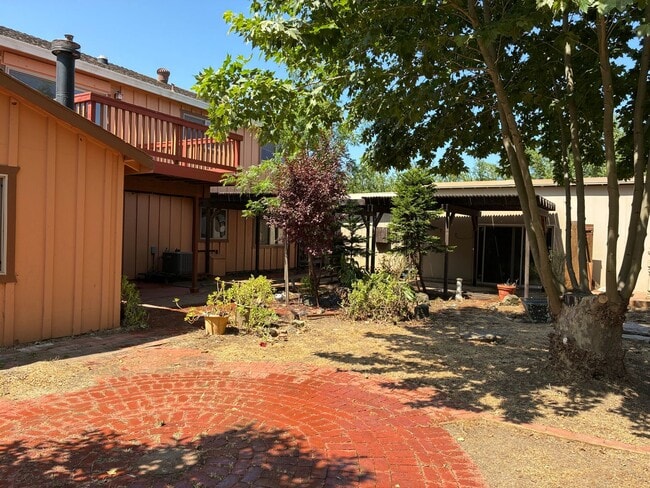 Building Photo - Beautiful West Davis home available in June