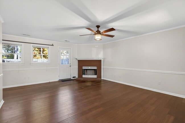 Building Photo - 207 Choisy Crescent