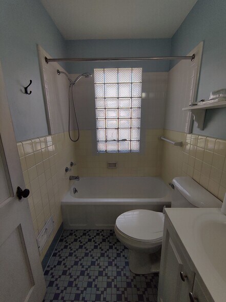 Tub/shower main floor bath - 4733 France Ave S