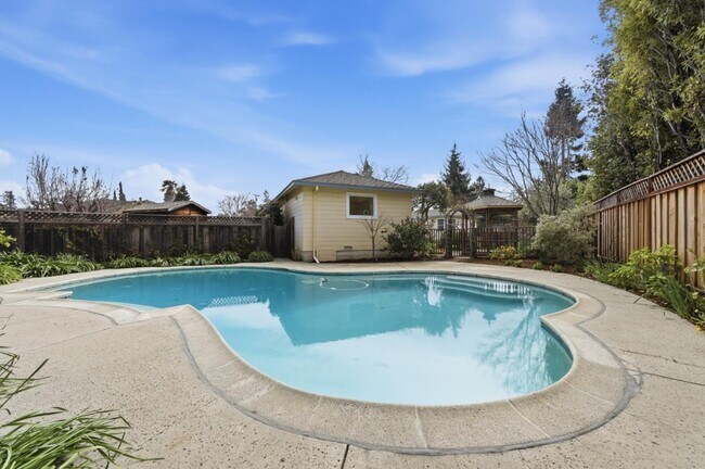 Building Photo - 8 Patricia Pl