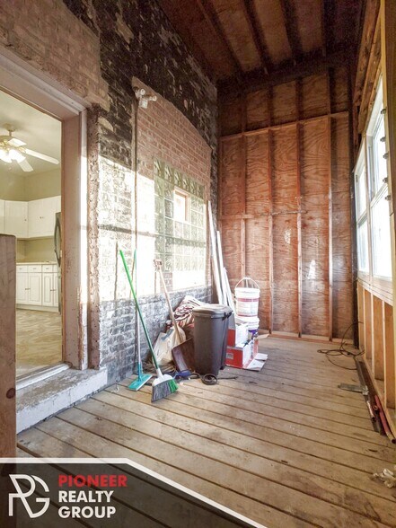 Building Photo - 1422 N Maplewood Ave