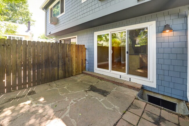 Building Photo - Updated 3 Bed 2.5 Bath North Boulder Townhome!