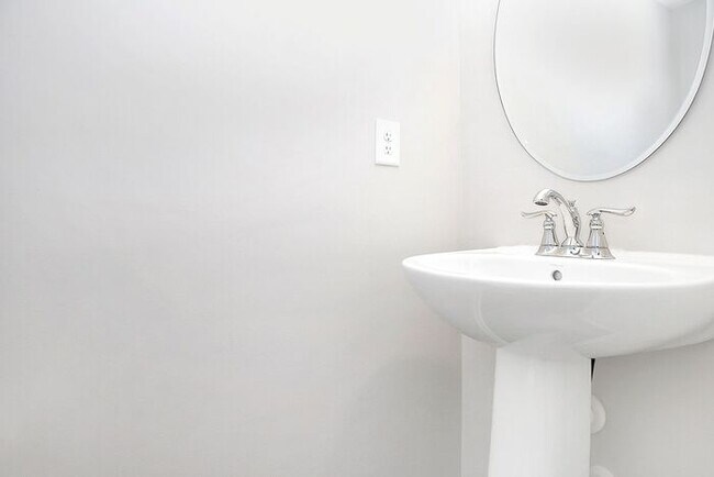 Building Photo - Stunning 3 Story 3BD/2+2HalfBA Townhome in...