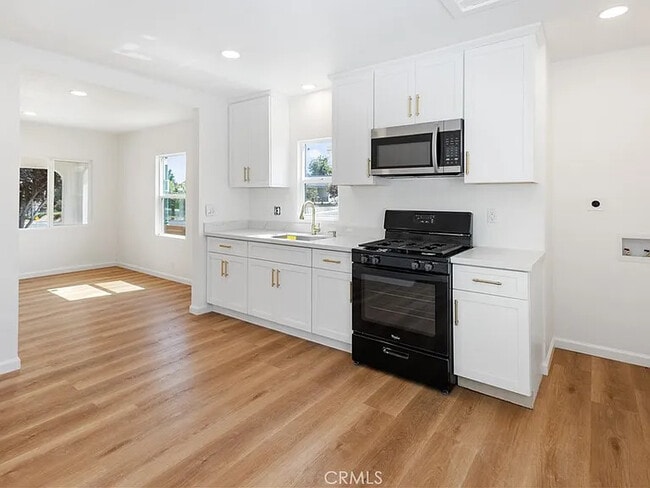 Building Photo - 6 W 23rd St