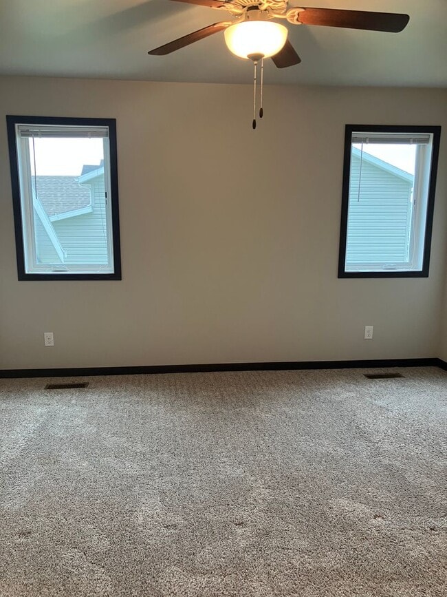 Building Photo - 4 Bed 3 Bath Single Family Home