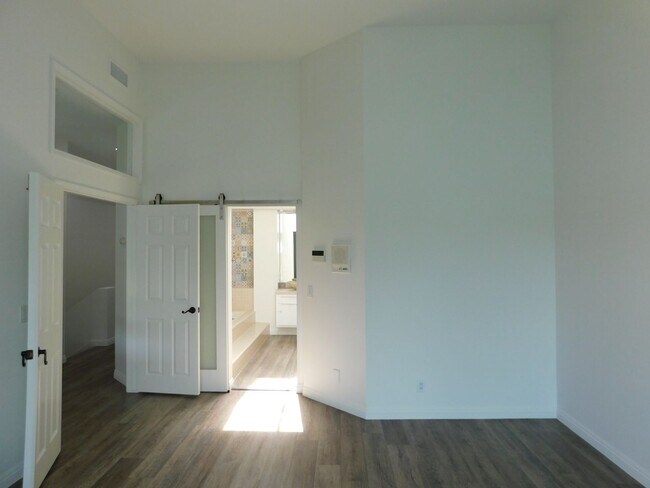 Building Photo - Gated Lake community 2 bed, 2.5 bath home.