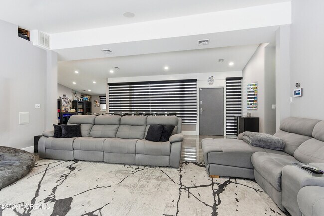 Building Photo - 612 Deal Rd