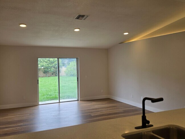 Building Photo - FOR RENT!!! SIMPLY STUNNING (REMODELED) 3 BEDROOM 2 BATH SINGLE FAMILY HOME...