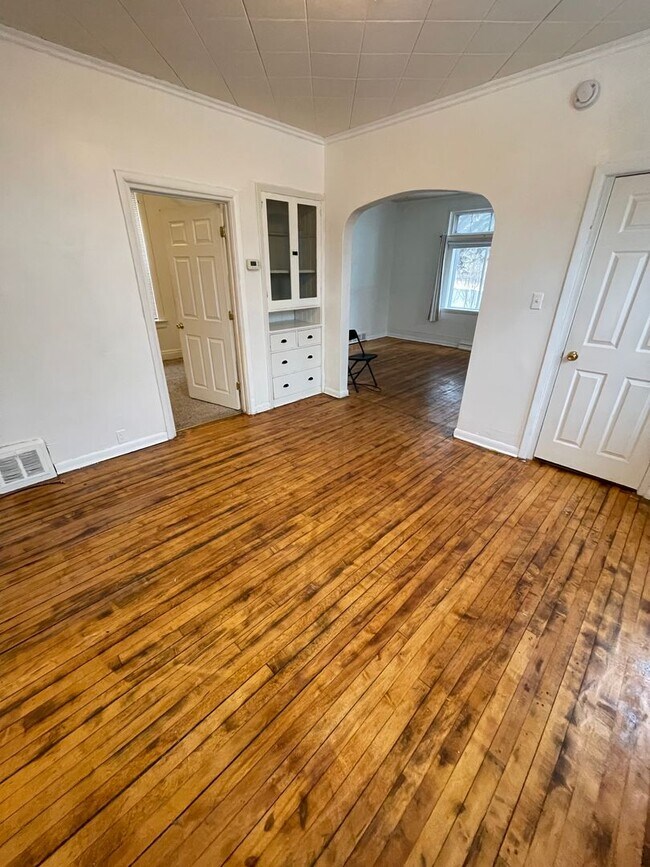 Building Photo - 1302 W 1st St