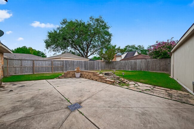 Building Photo - 21422 Park Willow Dr