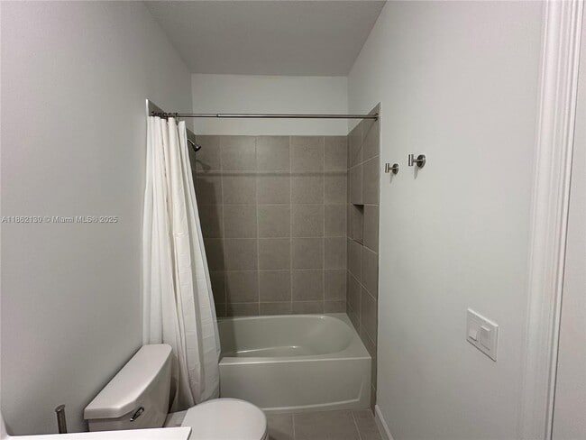 Building Photo - 402 SE Crossoak Ln