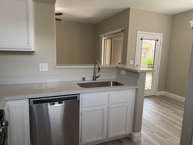 Building Photo - 2BD/2BATH CONDO