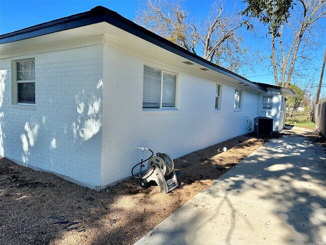 Building Photo - 3605 Barberry Dr
