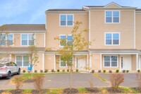 Building Photo - Oak Tree Townhome|3 Bed , 3.5 Bath|  June ...