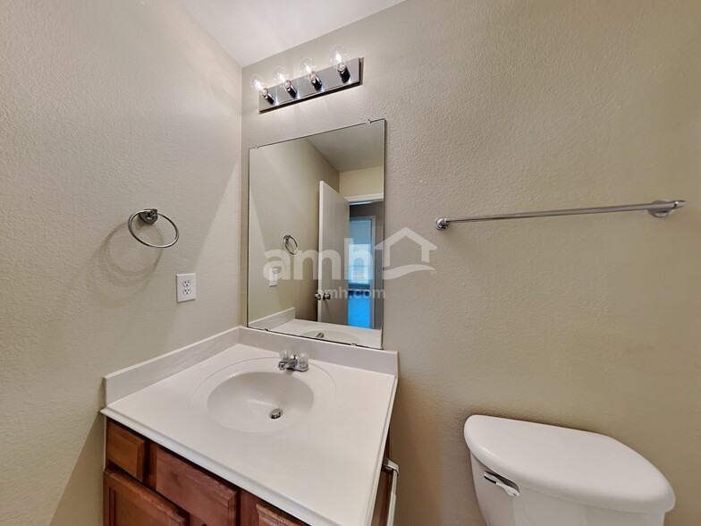 Building Photo - 3013 Lake Side Dr