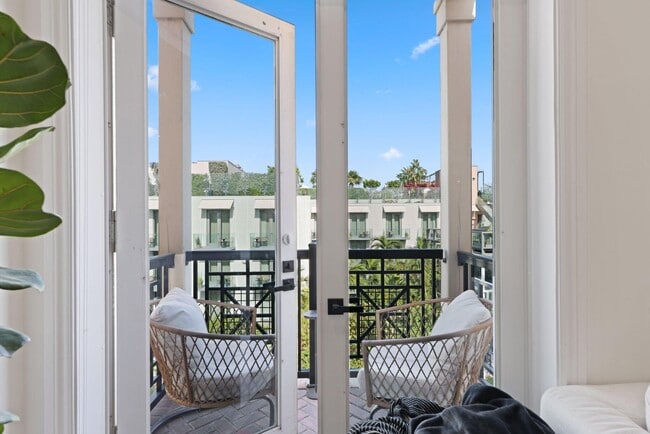 Building Photo - 200 NE 2nd Ave