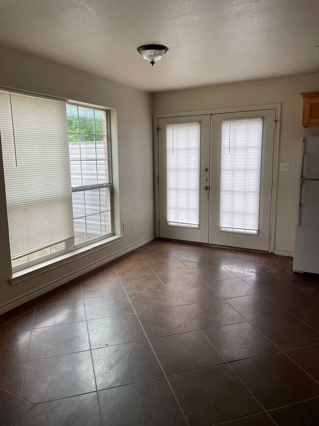 Building Photo - 3 BED, 2.5 BATH Townhouse; Close to ACU