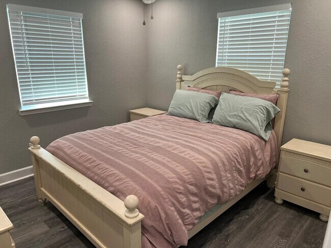 Building Photo - 1906 Karen Ln