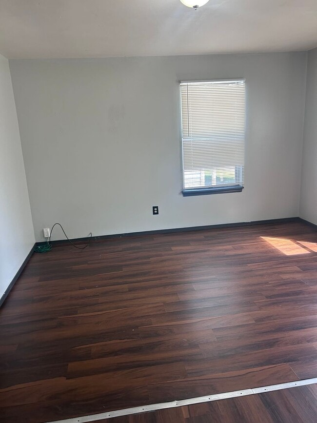 Building Photo - 3 BED 1 BATH SINGLE FAMILY HOME!