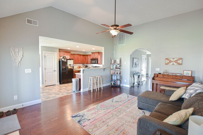 Building Photo - Pet Friendly Three Bedroom!