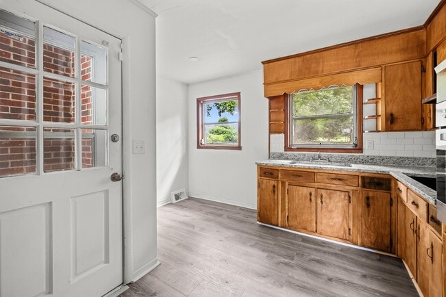 Building Photo - Newly Renovated Center Point Home