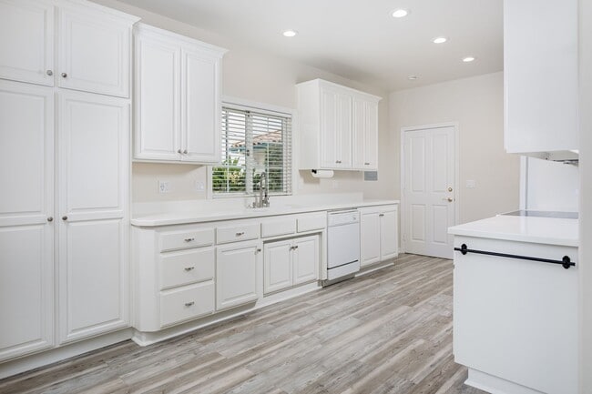 Building Photo - Fire Mountain 1 Bedroom with Private Patio