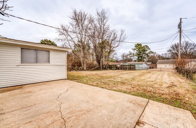 Building Photo - 4980 Vickie Dr