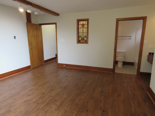 Building Photo - Updated Noe Valley House Available Now!