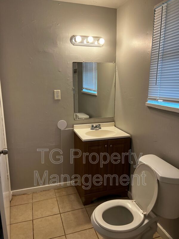 Building Photo - 2821 Moncrief Rd