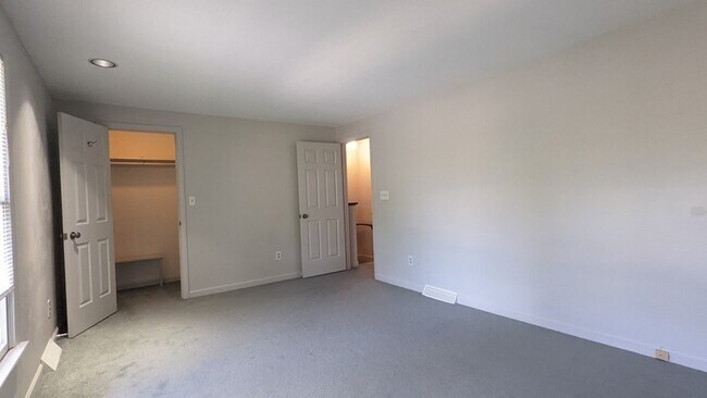 Building Photo - 6 Mansion Woods Dr