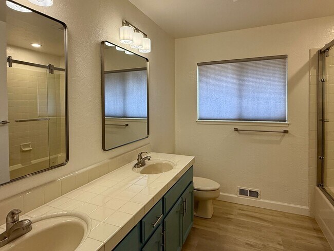 Building Photo - Bright & Updated 3 Bedroom 2 Bath Single Family Home in Santa Clara