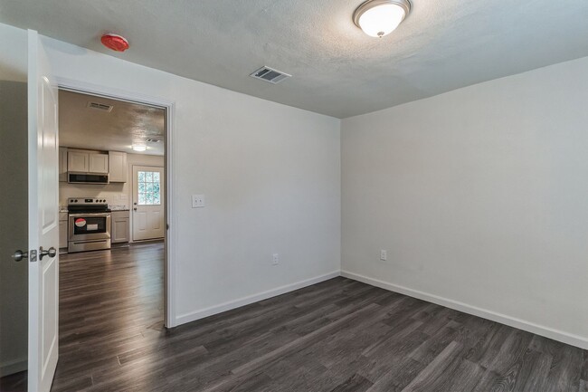 Building Photo - FOR LEASE 2/1  CORNER HOME